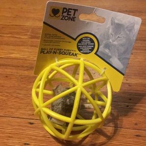 NWT Pet Zone Play N Squeak Cat Toy